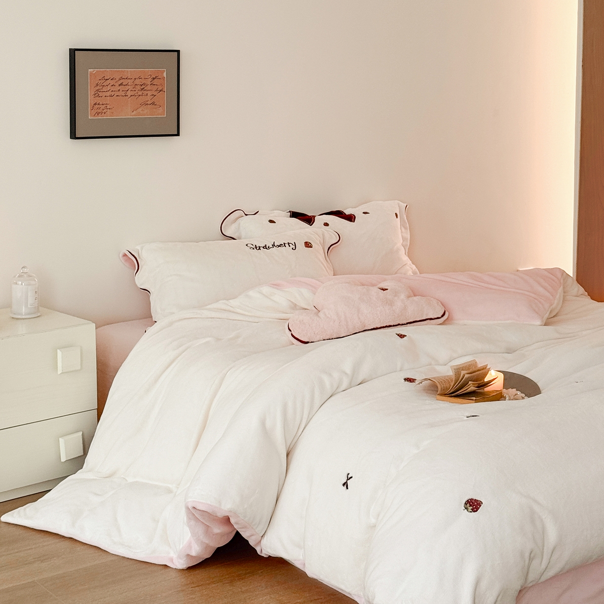 91家纺网 家纺一手货源 找家纺 极简 2025新款牛奶绒刺绣款四件套-莓莓甜心（标准尺寸会员减20） 莓莓甜心-白