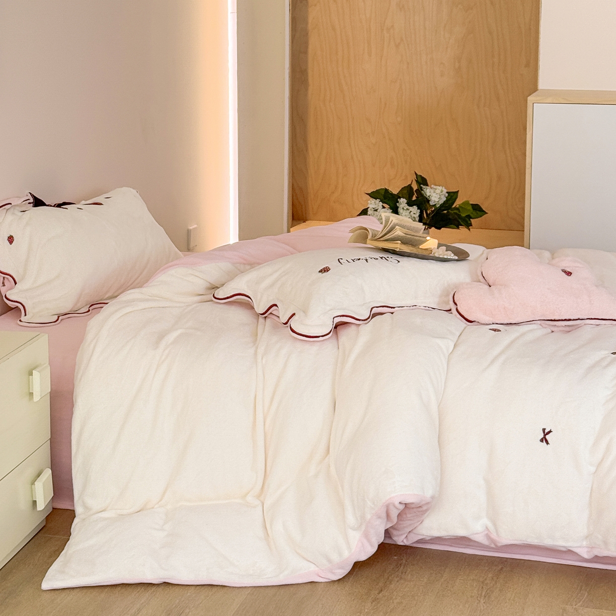 91家纺网 家纺一手货源 找家纺 极简 2025新款牛奶绒刺绣款四件套-莓莓甜心（标准尺寸会员减20） 莓莓甜心-白