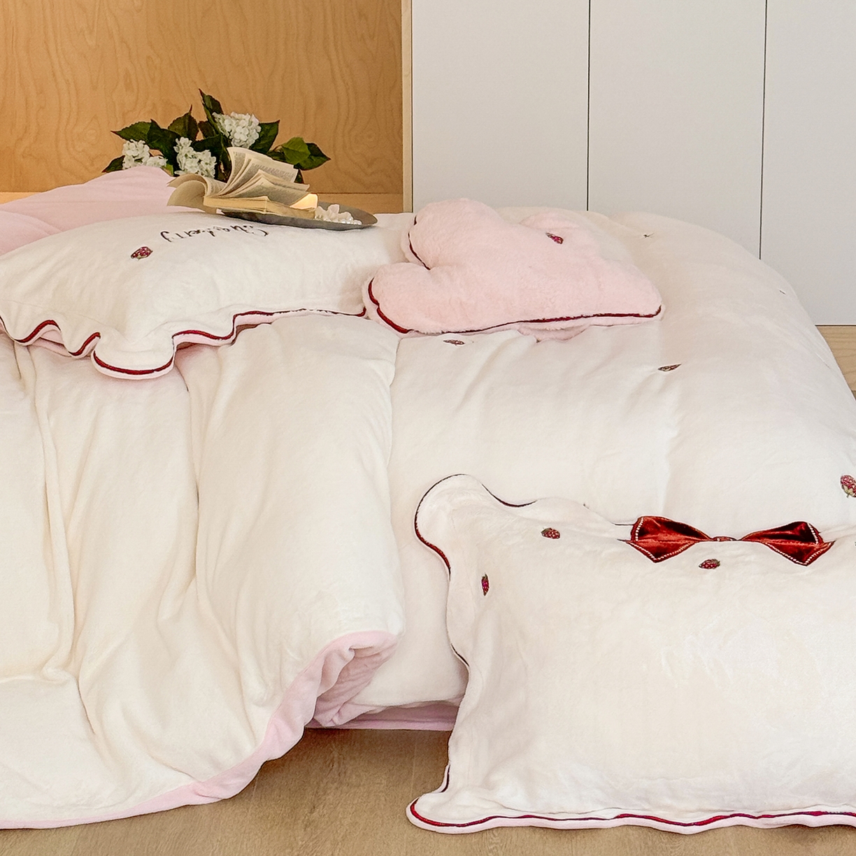 91家纺网 家纺一手货源 找家纺 极简 2025新款牛奶绒刺绣款四件套-莓莓甜心（标准尺寸会员减20） 莓莓甜心-白