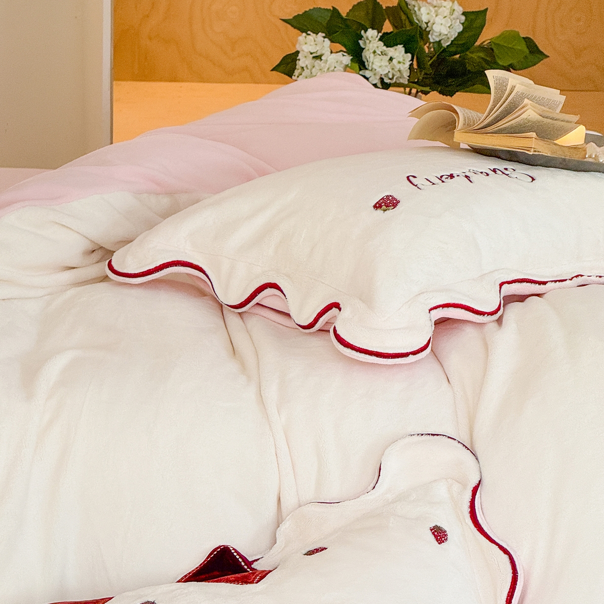 91家纺网 家纺一手货源 找家纺 极简 2025新款牛奶绒刺绣款四件套-莓莓甜心（标准尺寸会员减20） 莓莓甜心-白