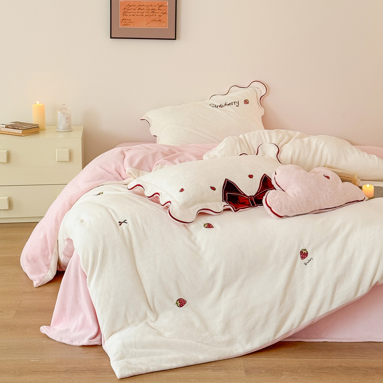 91家纺网 家纺一手货源 找家纺 极简 2025新款牛奶绒刺绣款四件套-莓莓甜心（标准尺寸会员减20） 莓莓甜心-白