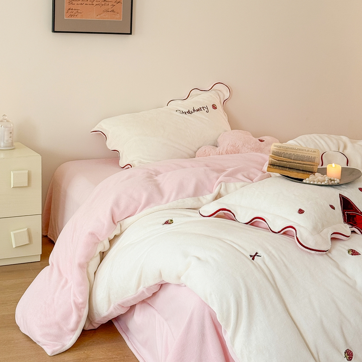 91家纺网 家纺一手货源 找家纺 极简 2025新款牛奶绒刺绣款四件套-莓莓甜心（标准尺寸会员减20） 莓莓甜心-白
