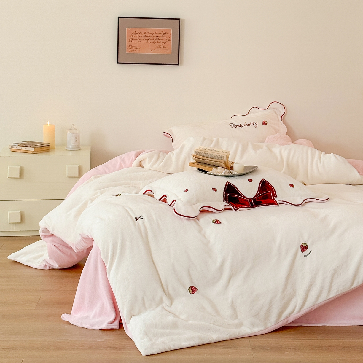 91家纺网 家纺一手货源 找家纺 极简 2025新款牛奶绒刺绣款四件套-莓莓甜心（标准尺寸会员减20） 莓莓甜心-白