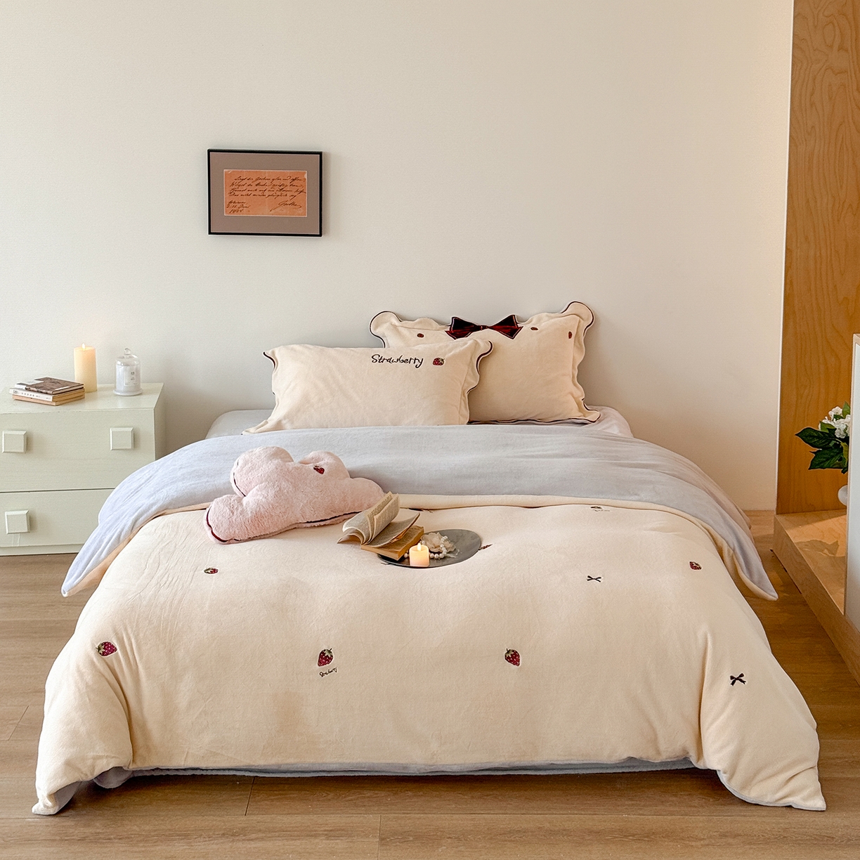 91家纺网 家纺一手货源 找家纺 极简 2025新款牛奶绒刺绣款四件套-莓莓甜心（标准尺寸会员减20） 莓莓甜心-米