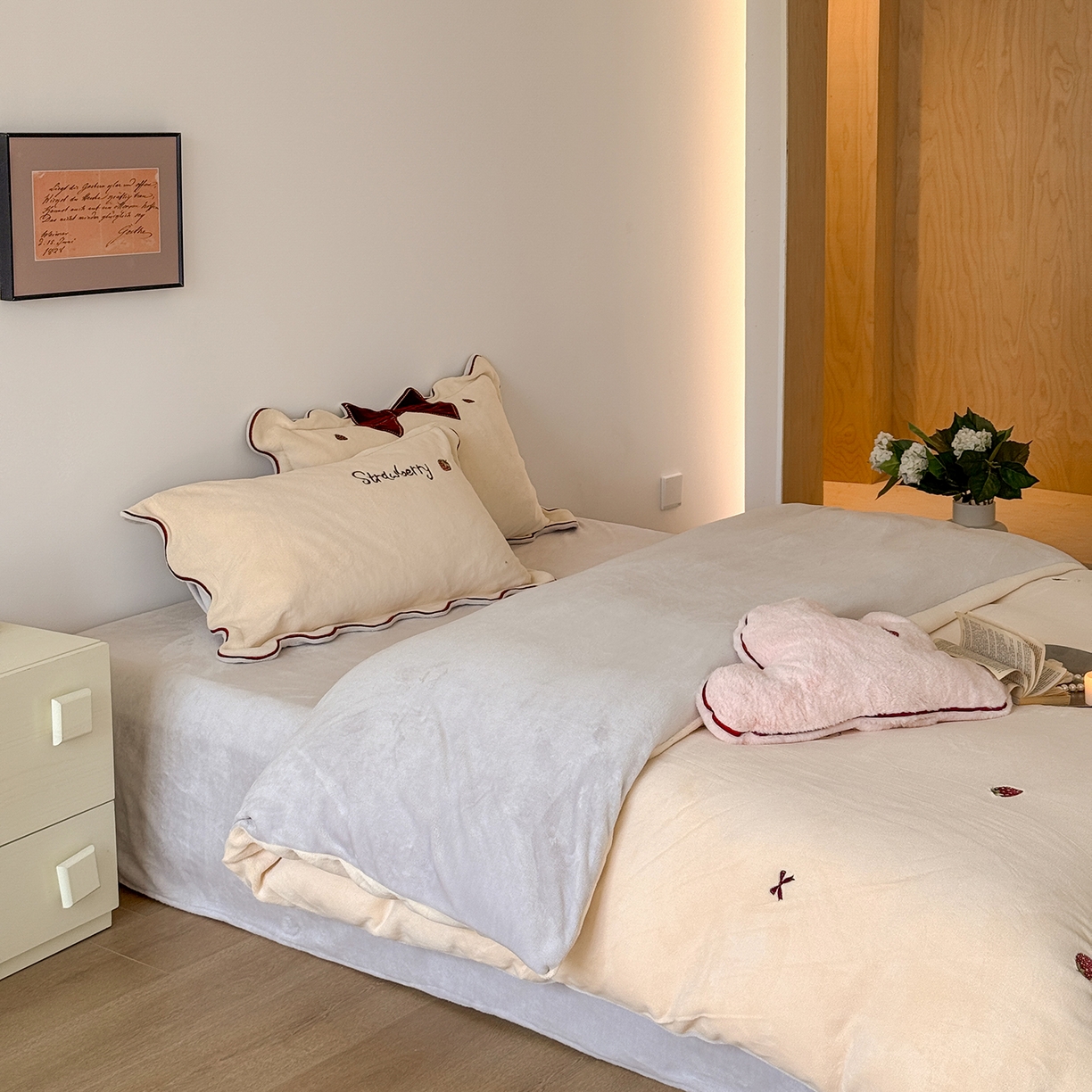 91家纺网 家纺一手货源 找家纺 极简 2025新款牛奶绒刺绣款四件套-莓莓甜心（标准尺寸会员减20） 莓莓甜心-米