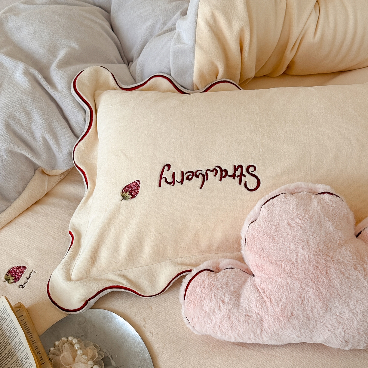 91家纺网 家纺一手货源 找家纺 极简 2025新款牛奶绒刺绣款四件套-莓莓甜心（标准尺寸会员减20） 莓莓甜心-米