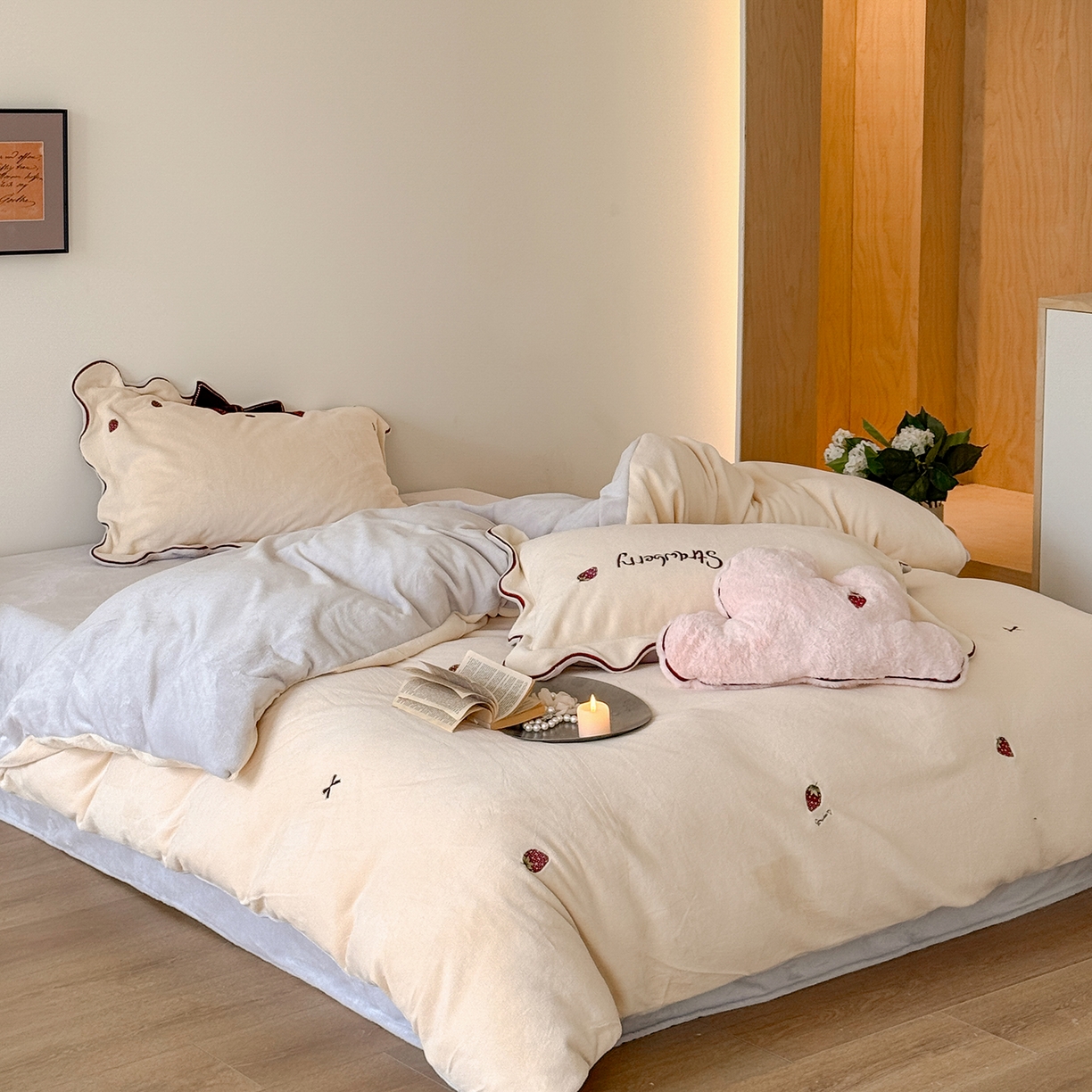 91家纺网 家纺一手货源 找家纺 极简 2025新款牛奶绒刺绣款四件套-莓莓甜心（标准尺寸会员减20） 莓莓甜心-米