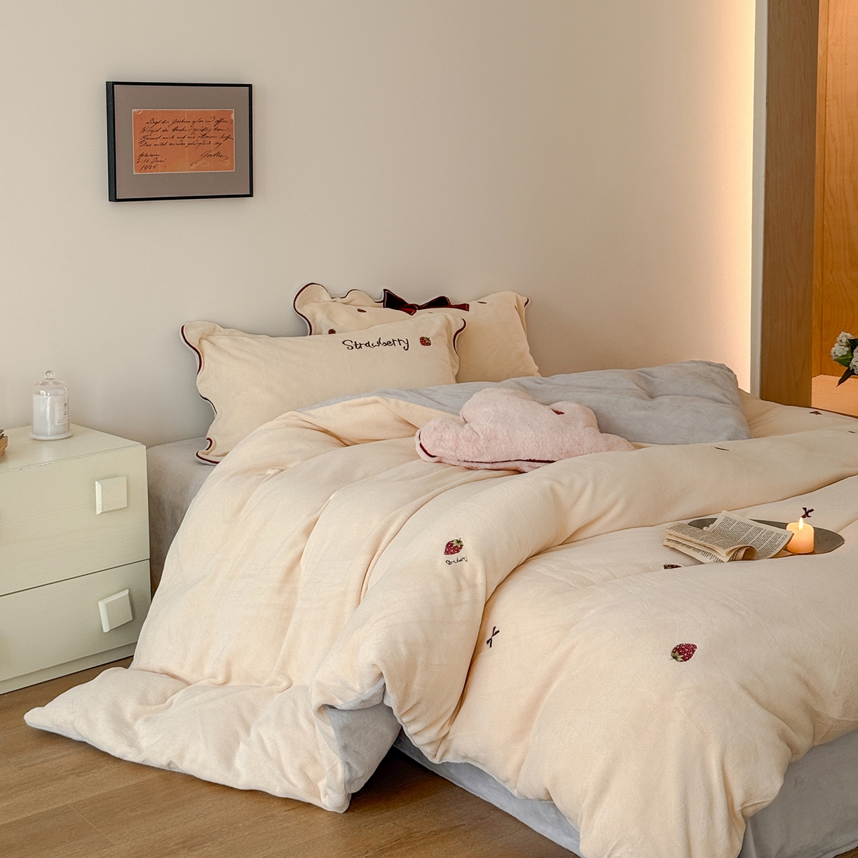 91家纺网 家纺一手货源 找家纺 极简 2025新款牛奶绒刺绣款四件套-莓莓甜心（标准尺寸会员减20） 莓莓甜心-米
