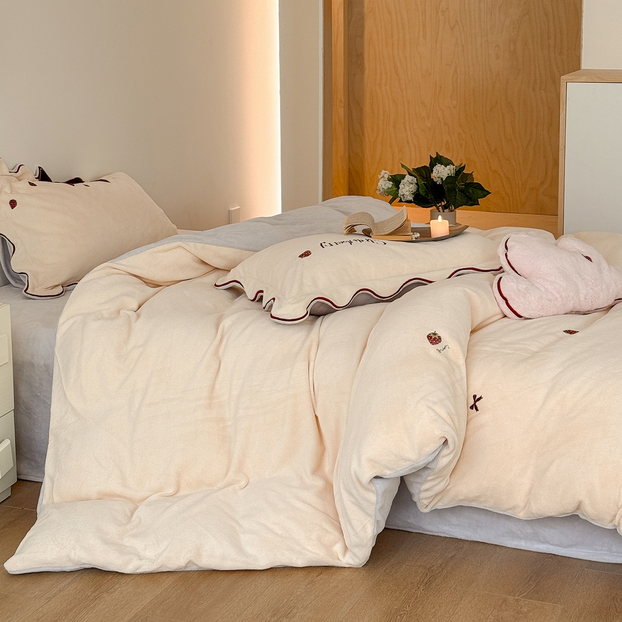 91家纺网 家纺一手货源 找家纺 极简 2025新款牛奶绒刺绣款四件套-莓莓甜心（标准尺寸会员减20） 莓莓甜心-米