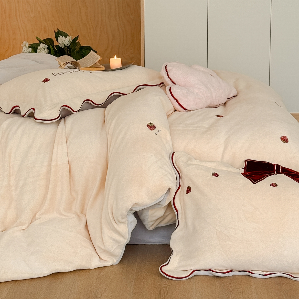 91家纺网 家纺一手货源 找家纺 极简 2025新款牛奶绒刺绣款四件套-莓莓甜心（标准尺寸会员减20） 莓莓甜心-米