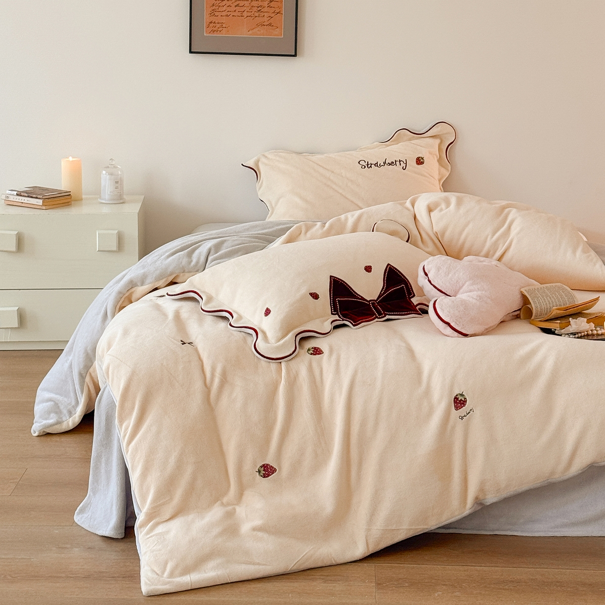 91家纺网 家纺一手货源 找家纺 极简 2025新款牛奶绒刺绣款四件套-莓莓甜心（标准尺寸会员减20） 莓莓甜心-米