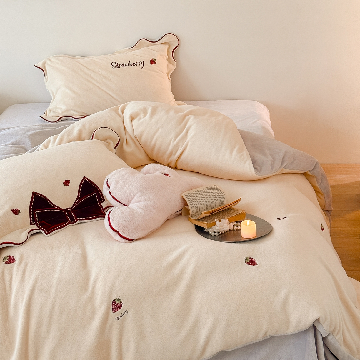 91家纺网 家纺一手货源 找家纺 极简 2025新款牛奶绒刺绣款四件套-莓莓甜心（标准尺寸会员减20） 莓莓甜心-米