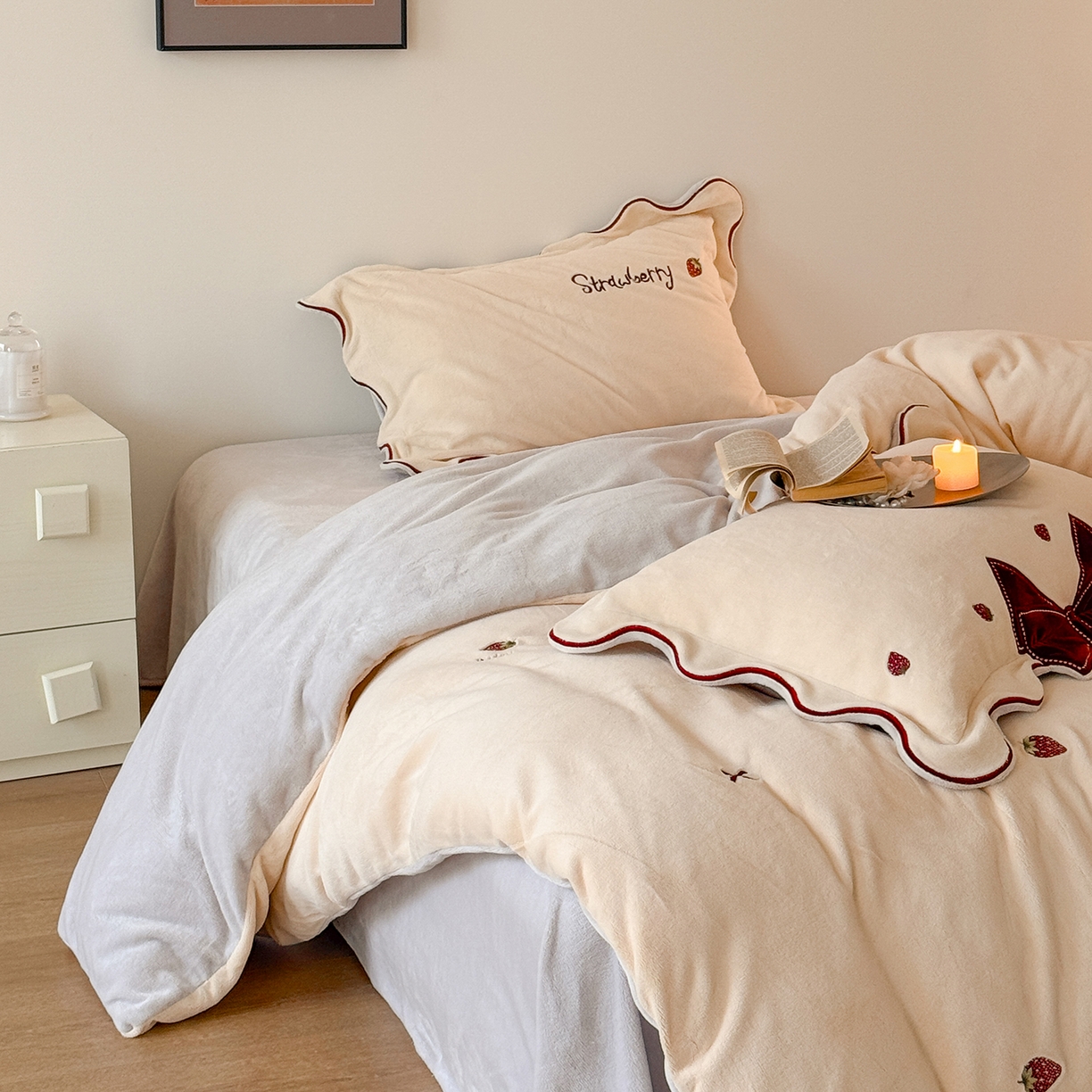 91家纺网 家纺一手货源 找家纺 极简 2025新款牛奶绒刺绣款四件套-莓莓甜心（标准尺寸会员减20） 莓莓甜心-米