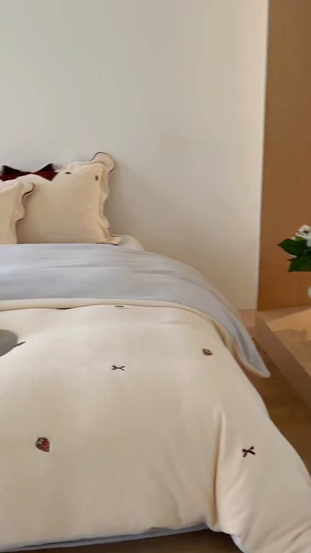 91家纺网 家纺一手货源 找家纺 极简 2025新款牛奶绒刺绣款四件套-莓莓甜心（标准尺寸会员减20） 莓莓甜心-米