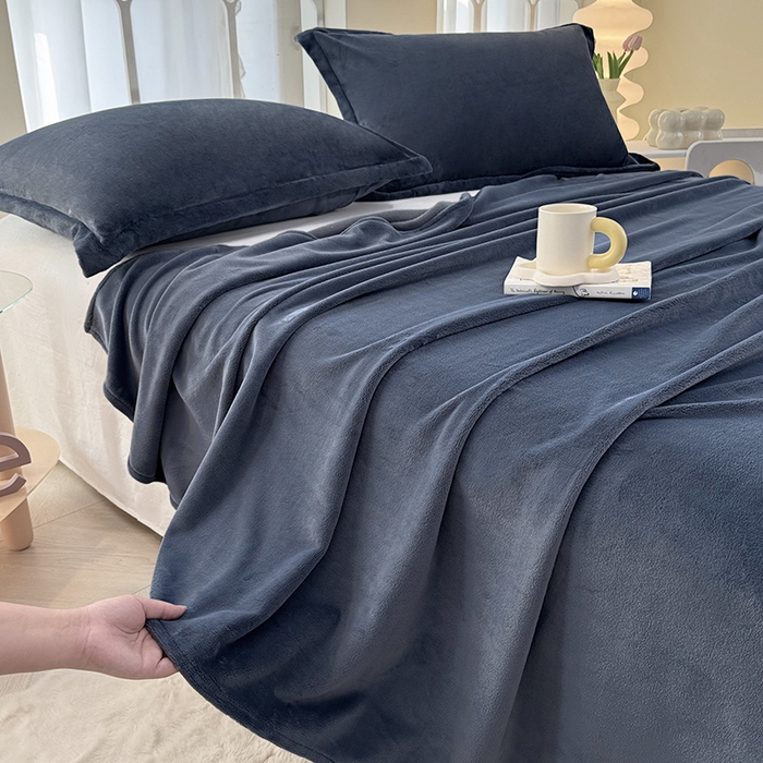 91家纺网 家纺一手货源 找家纺 悠米悠家 2025新款保暖舒适牛奶绒单品床单 蓝色