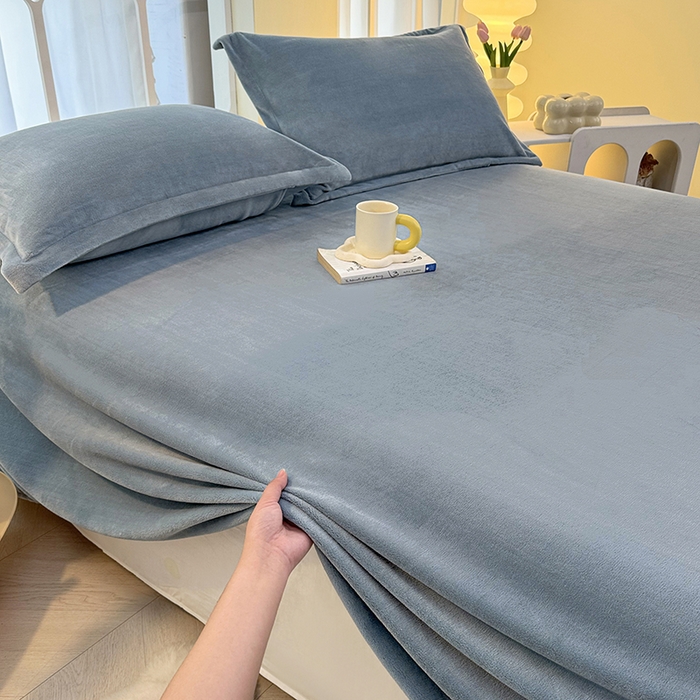 91家纺网 家纺一手货源 找家纺 悠米悠家 2025新款保暖舒适牛奶绒单品床单 浅蓝