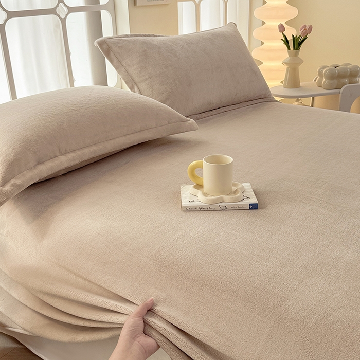 91家纺网 家纺一手货源 找家纺 悠米悠家 2025新款保暖舒适牛奶绒单品床单 卡其色