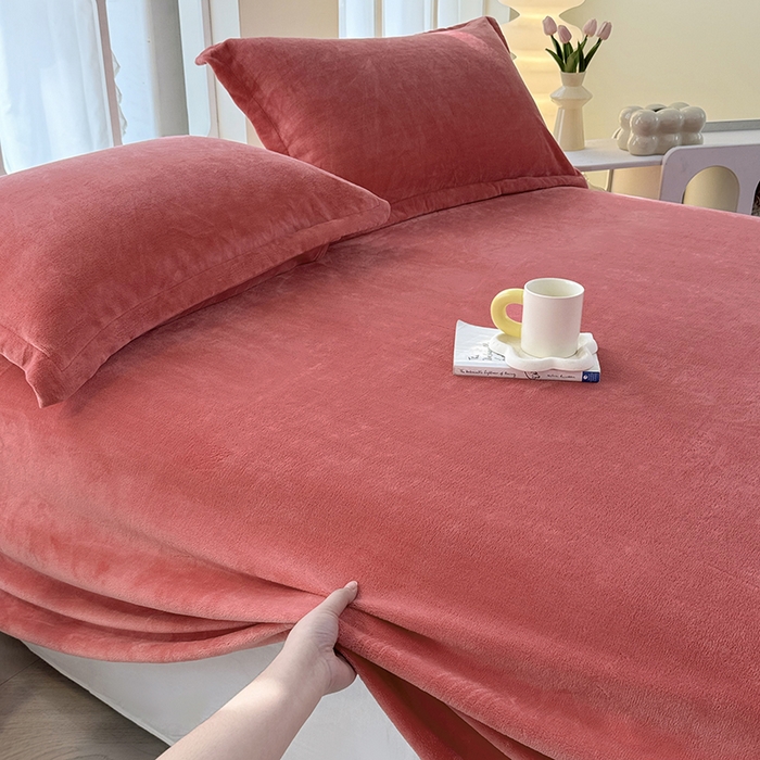 91家纺网 家纺一手货源 找家纺 悠米悠家 2025新款保暖舒适牛奶绒单品床单 西瓜粉