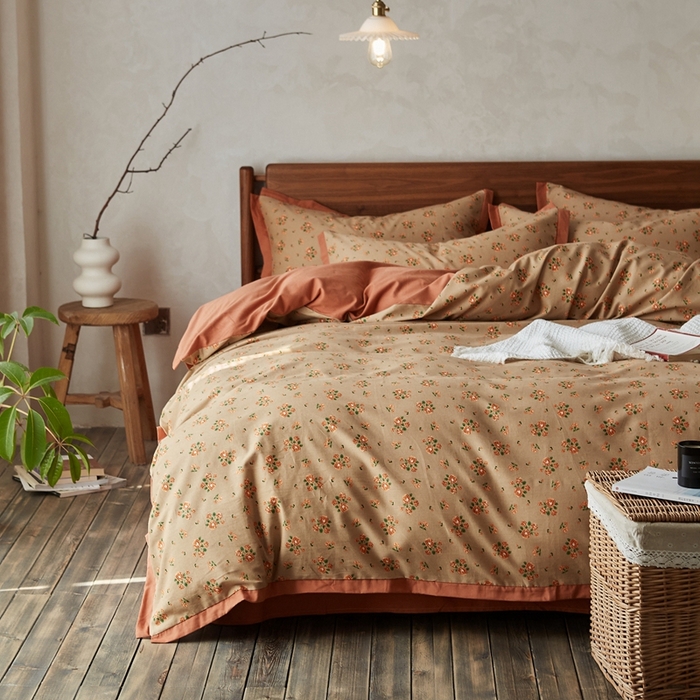 91家纺网 家纺一手货源 找家纺 咏绒家纺工厂店 2025新款全棉高定印花磨毛拼角四件套 花香满径-咖