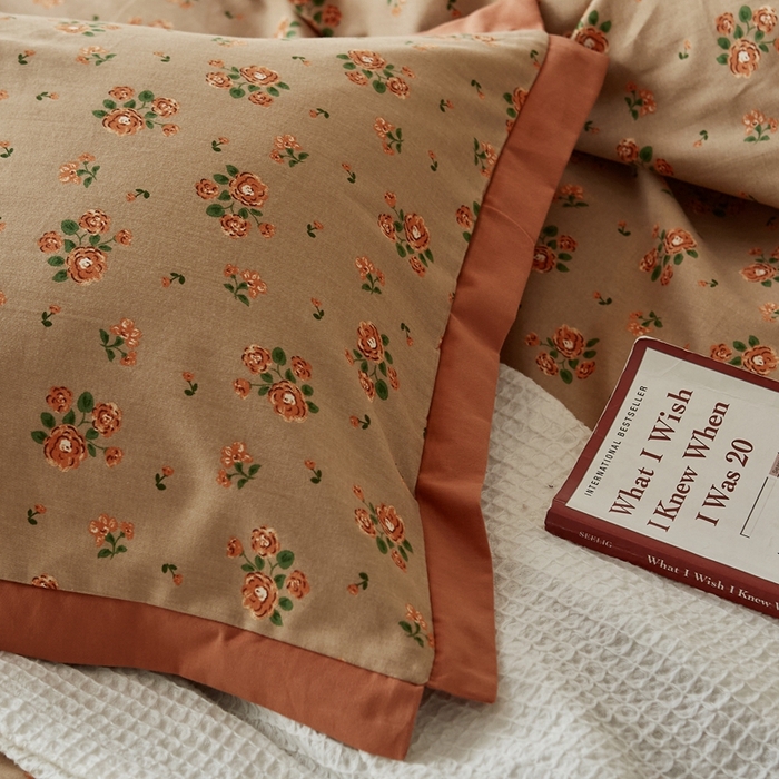 91家纺网 家纺一手货源 找家纺 咏绒家纺工厂店 2025新款全棉高定印花磨毛拼角四件套 花香满径-咖