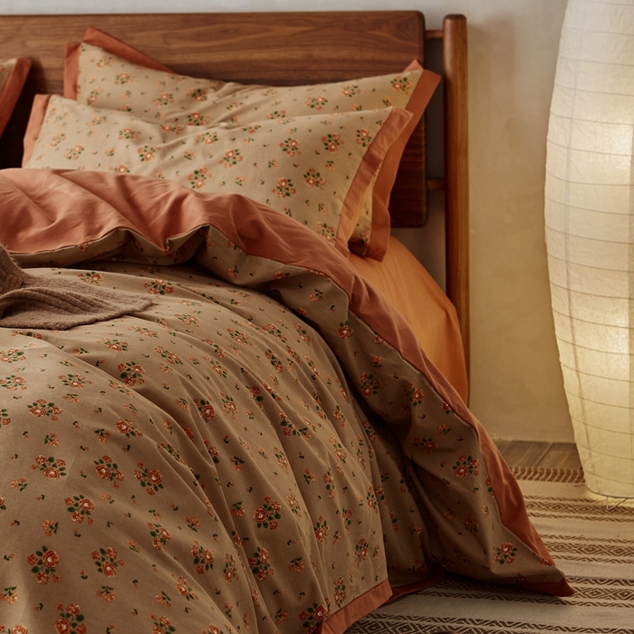 91家纺网 家纺一手货源 找家纺 咏绒家纺工厂店 2025新款全棉高定印花磨毛拼角四件套 花香满径-咖