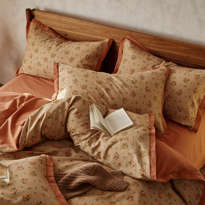 91家纺网 家纺一手货源 找家纺 咏绒家纺工厂店 2025新款全棉高定印花磨毛拼角四件套 花香满径-咖