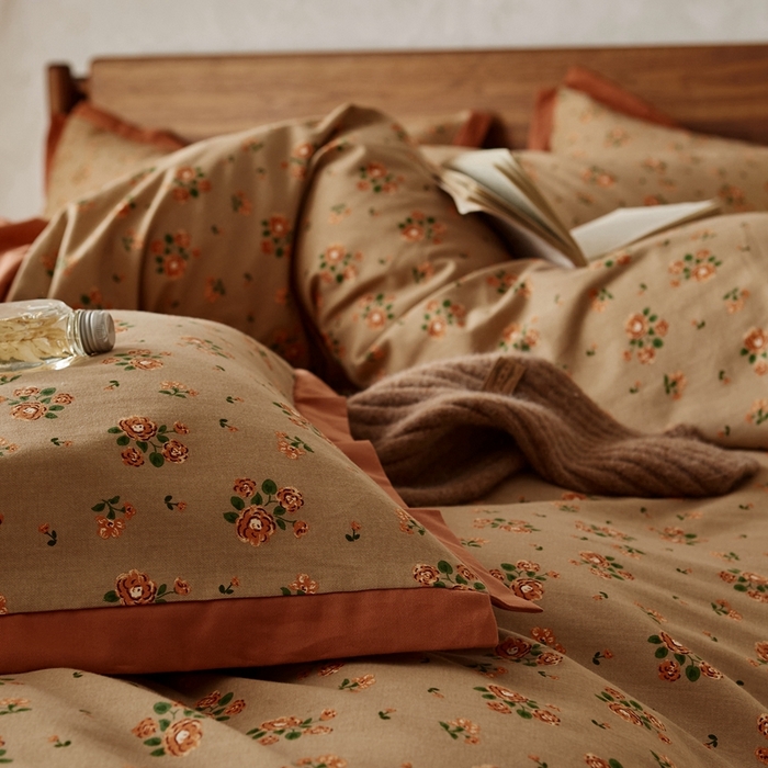 91家纺网 家纺一手货源 找家纺 咏绒家纺工厂店 2025新款全棉高定印花磨毛拼角四件套 花香满径-咖