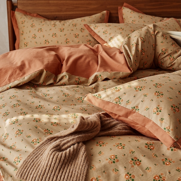 91家纺网 家纺一手货源 找家纺 咏绒家纺工厂店 2025新款全棉高定印花磨毛拼角四件套 花香满径-咖