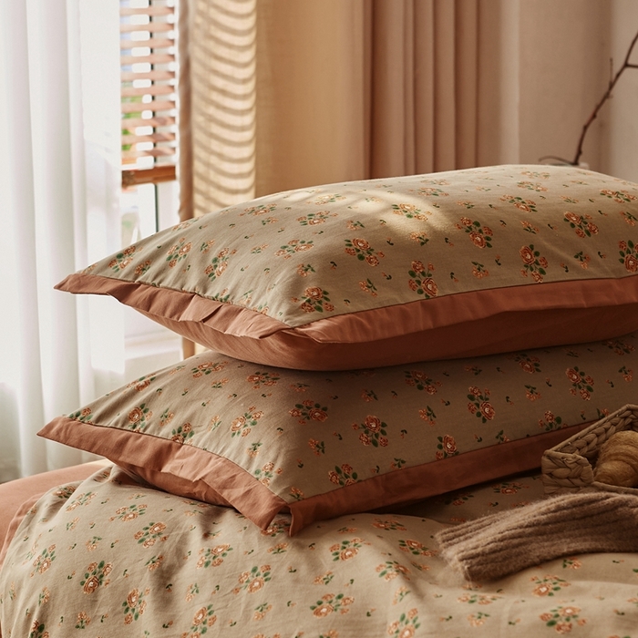 91家纺网 家纺一手货源 找家纺 咏绒家纺工厂店 2025新款全棉高定印花磨毛拼角四件套 花香满径-咖