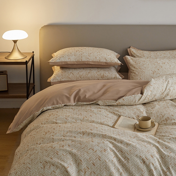 91家纺网 家纺一手货源 找家纺 咏绒家纺工厂店 2025新款全棉高定印花磨毛拼角四件套 似锦