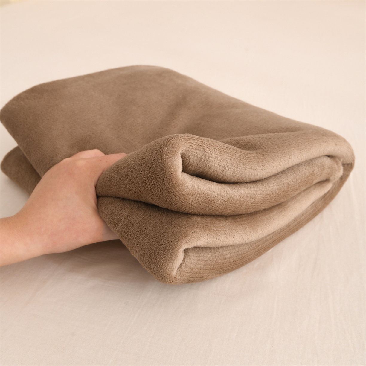 91家纺网 家纺一手货源 找家纺 瑶瑶家居 2025年新款简约纯色牛奶绒单床单床单单件单品床单 卡其棕