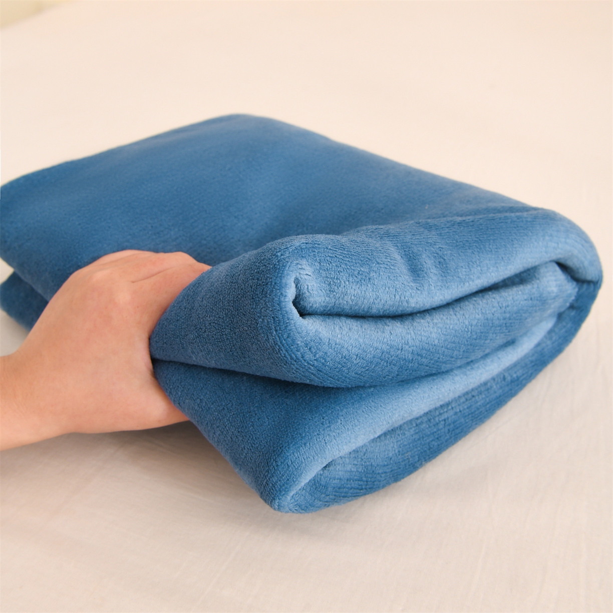 91家纺网 家纺一手货源 找家纺 瑶瑶家居 2025年新款简约纯色牛奶绒单床单床单单件单品床单 宾利蓝