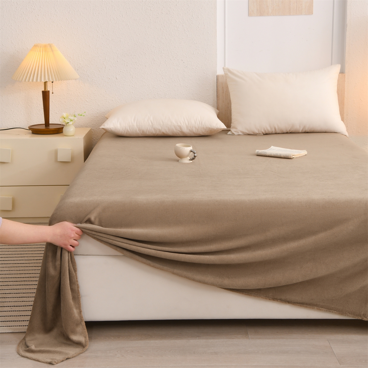 91家纺网 家纺一手货源 找家纺 寝美资家居 2025新款简约纯色牛奶绒单床单床单单件单品床单 卡其棕