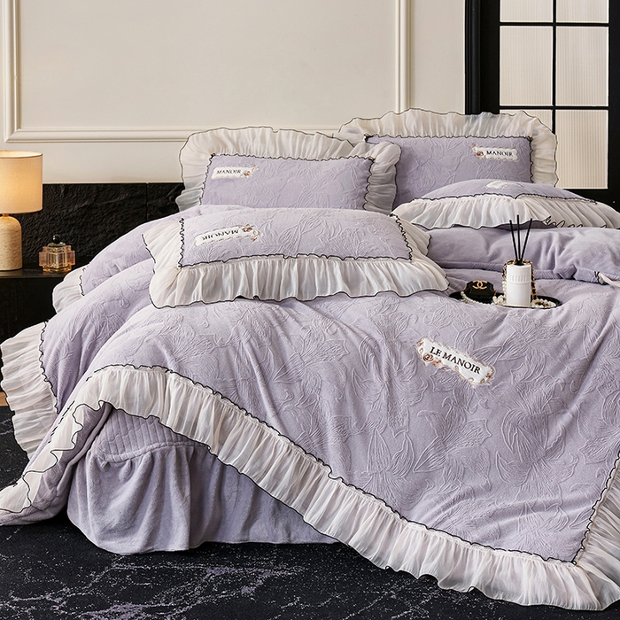 91家纺网 家纺一手货源 找家纺 木兰花 2025新款雕花全消光牛奶绒床盖款四件套-浪漫花语 浪漫花语-紫色