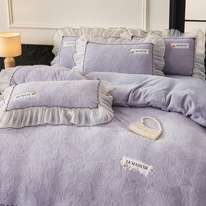 91家纺网 家纺一手货源 找家纺 木兰花 2025新款雕花全消光牛奶绒床盖款四件套-浪漫花语 浪漫花语-紫色