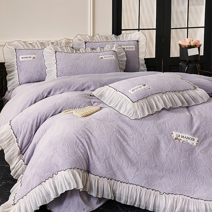 91家纺网 家纺一手货源 找家纺 木兰花 2025新款雕花全消光牛奶绒床盖款四件套-浪漫花语 浪漫花语-紫色