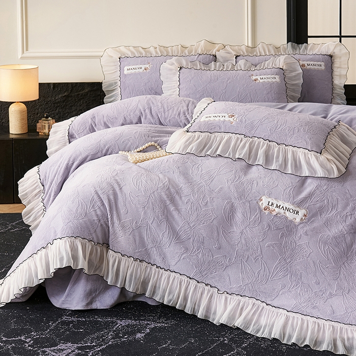 91家纺网 家纺一手货源 找家纺 木兰花 2025新款雕花全消光牛奶绒床盖款四件套-浪漫花语 浪漫花语-紫色