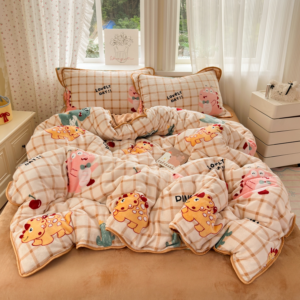 91家纺网 家纺一手货源 找家纺 （总）德比尔斯 2025新款牛奶绒床裙四件套8-9斤法莱绒直播爆款日产2万套