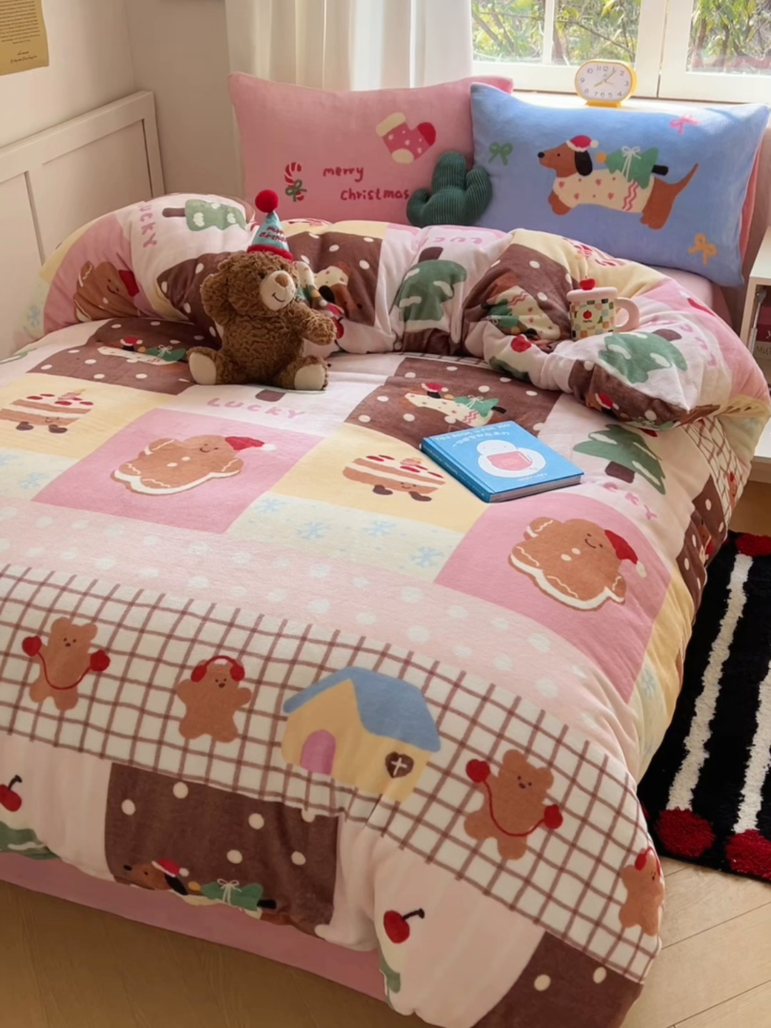 91家纺网 家纺一手货源 找家纺 （总）桃子家居 2025新款A类数码印花圣诞新年限定款猫咪小熊加厚牛奶绒系列四件套详情