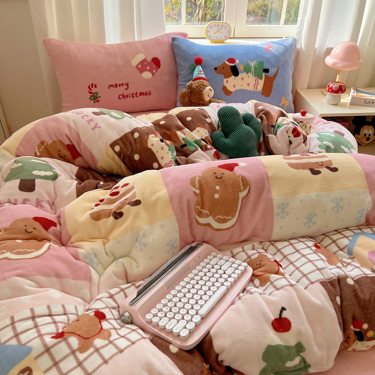 91家纺网 家纺一手货源 找家纺 （总）桃子家居 2025新款A类数码印花圣诞新年限定款猫咪小熊加厚牛奶绒系列四件套详情