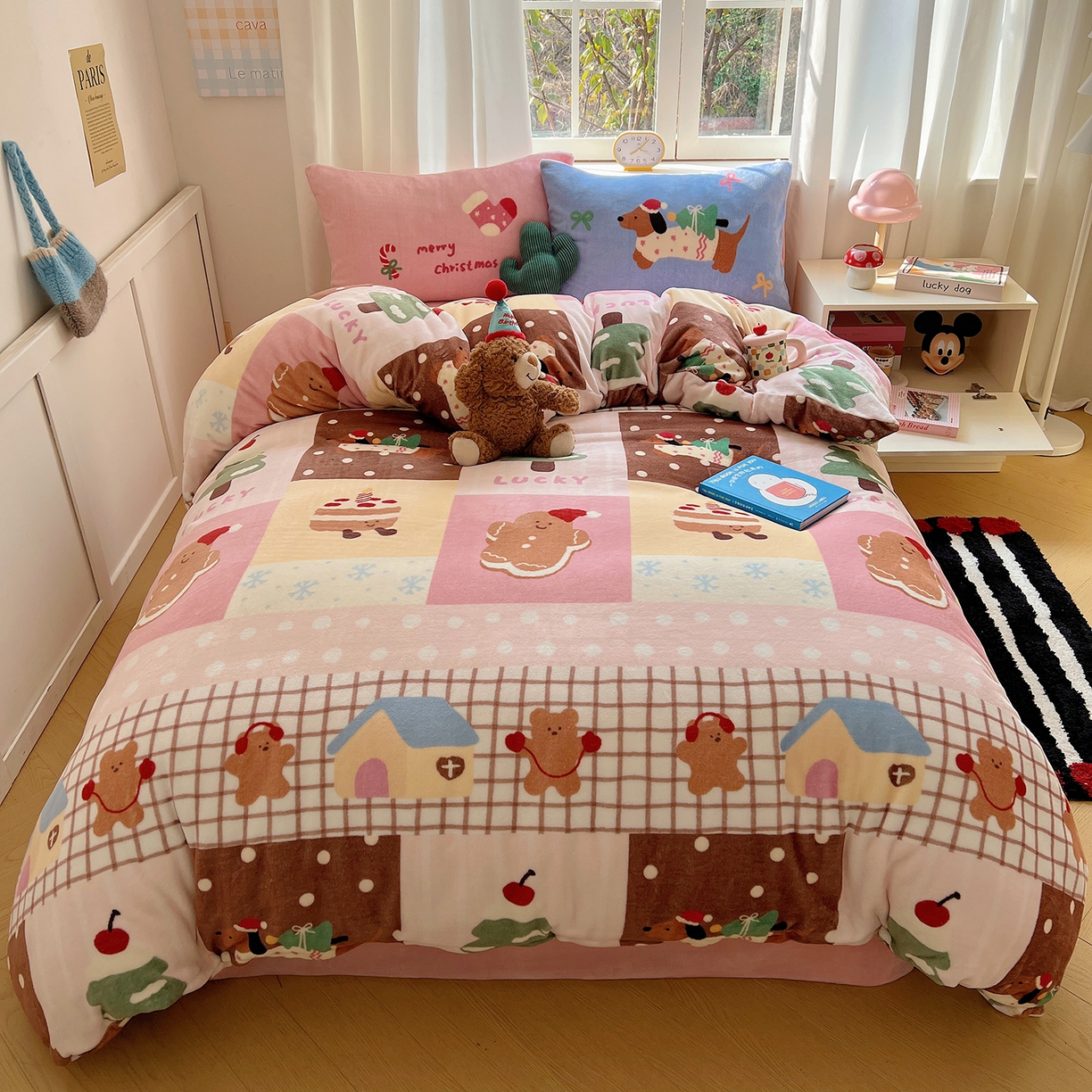 91家纺网 家纺一手货源 找家纺 （总）桃子家居 2025新款A类数码印花圣诞新年限定款猫咪小熊加厚牛奶绒系列四件套详情