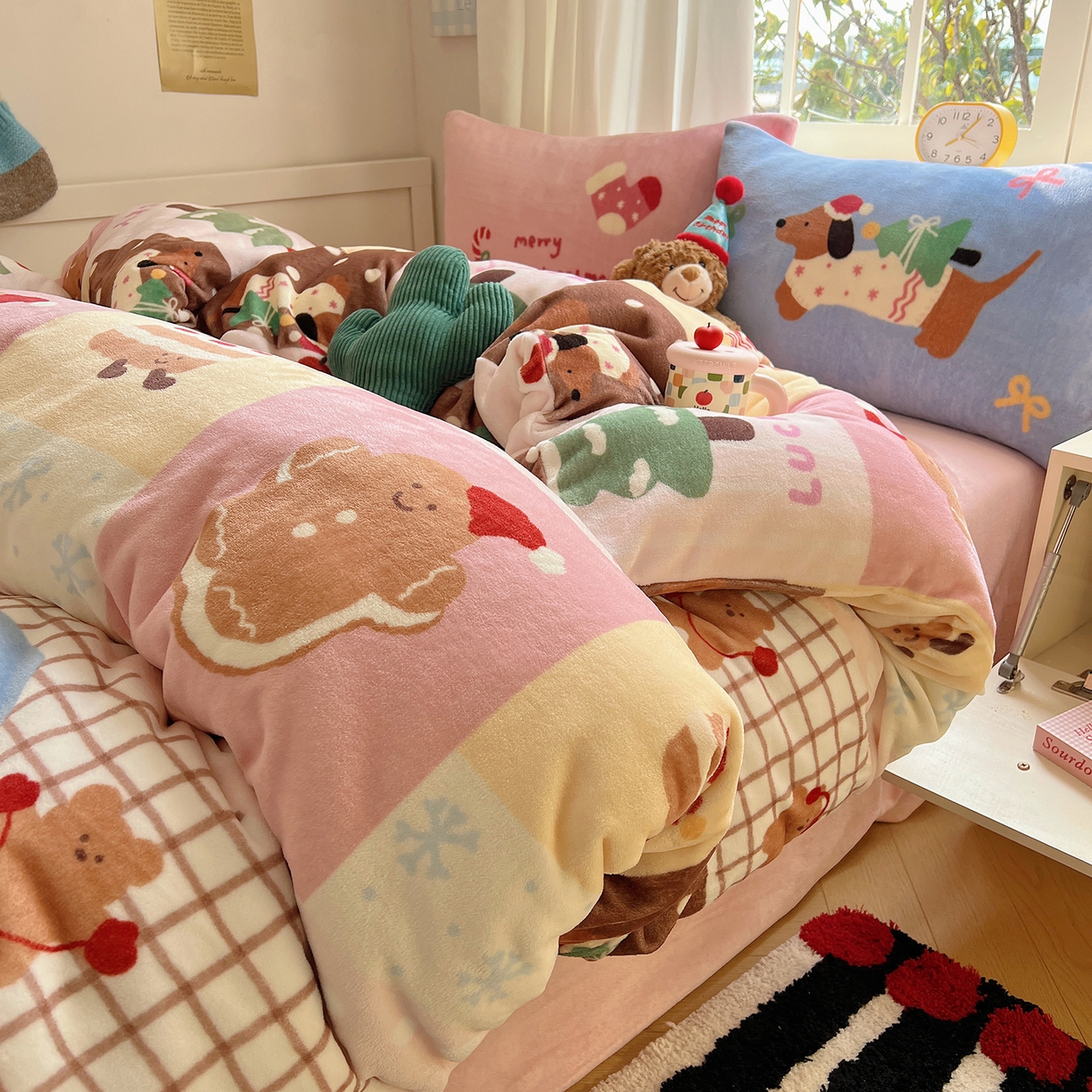 91家纺网 家纺一手货源 找家纺 （总）桃子家居 2025新款A类数码印花圣诞新年限定款猫咪小熊加厚牛奶绒系列四件套详情