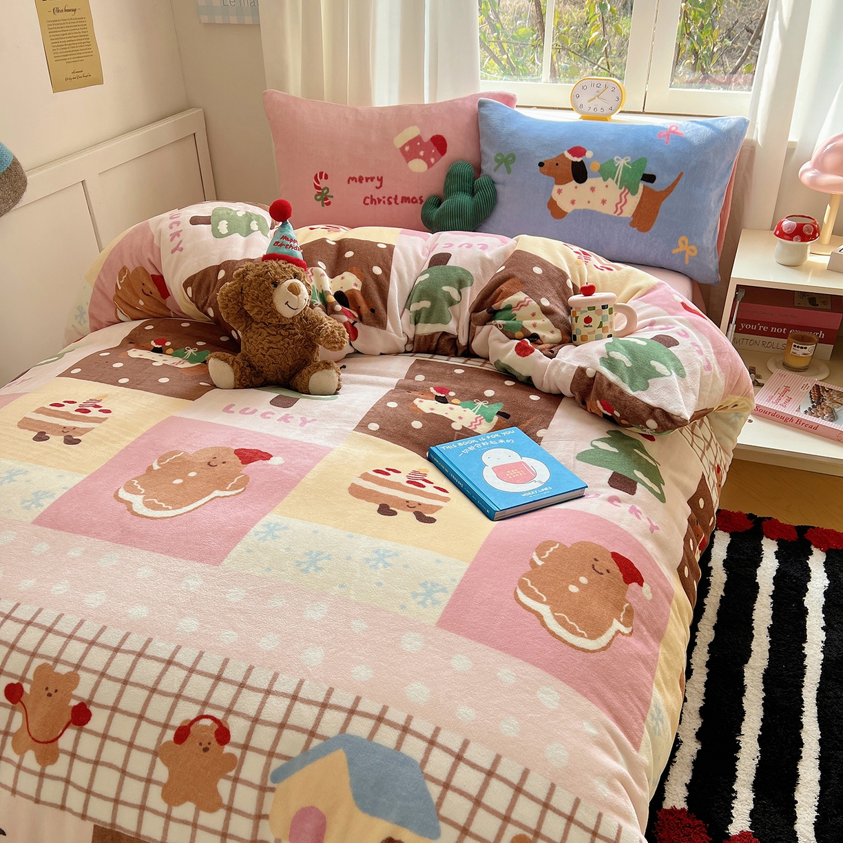 91家纺网 家纺一手货源 找家纺 （总）桃子家居 2025新款A类数码印花圣诞新年限定款猫咪小熊加厚牛奶绒系列四件套详情