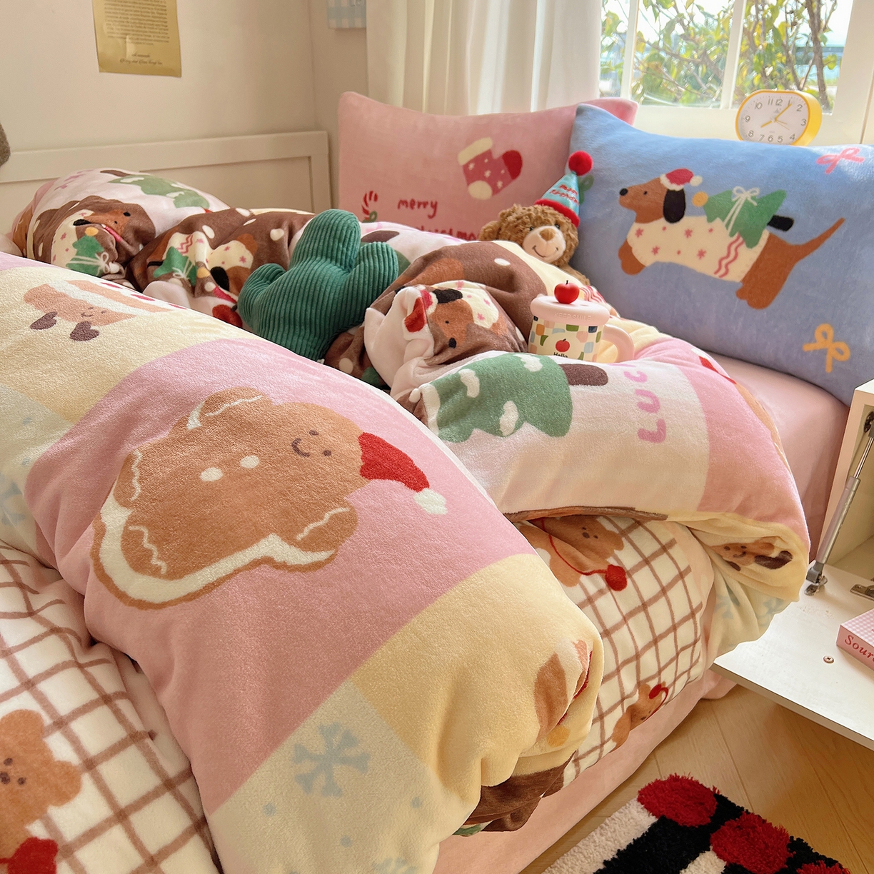 91家纺网 家纺一手货源 找家纺 （总）桃子家居 2025新款A类数码印花圣诞新年限定款猫咪小熊加厚牛奶绒系列四件套详情