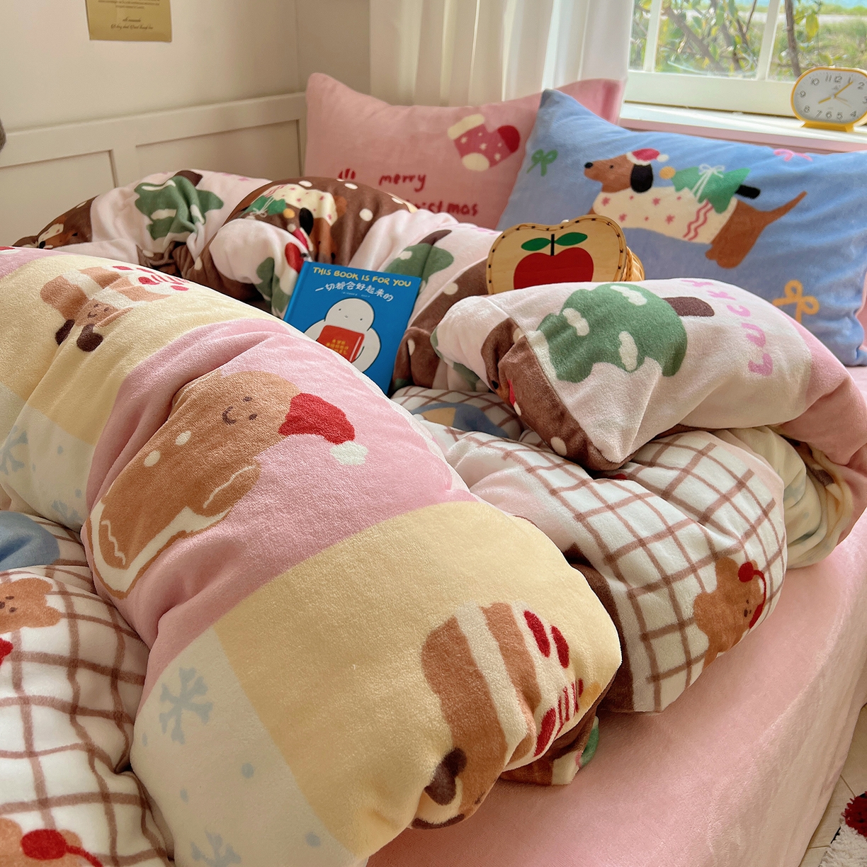 91家纺网 家纺一手货源 找家纺 （总）桃子家居 2025新款A类数码印花圣诞新年限定款猫咪小熊加厚牛奶绒系列四件套详情