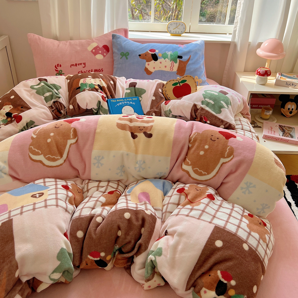 91家纺网 家纺一手货源 找家纺 （总）桃子家居 2025新款A类数码印花圣诞新年限定款猫咪小熊加厚牛奶绒系列四件套详情