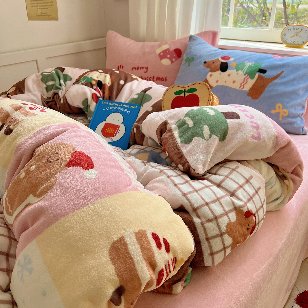 91家纺网 家纺一手货源 找家纺 （总）桃子家居 2025新款A类数码印花圣诞新年限定款猫咪小熊加厚牛奶绒系列四件套详情