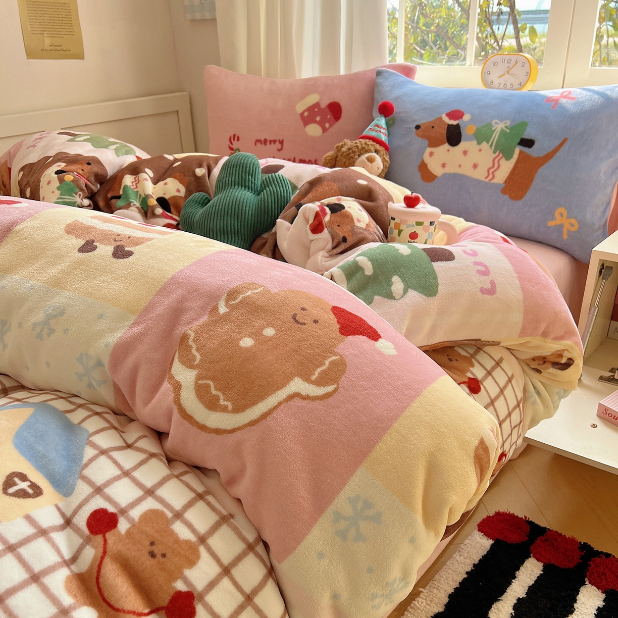 91家纺网 家纺一手货源 找家纺 （总）桃子家居 2025新款A类数码印花圣诞新年限定款猫咪小熊加厚牛奶绒系列四件套详情