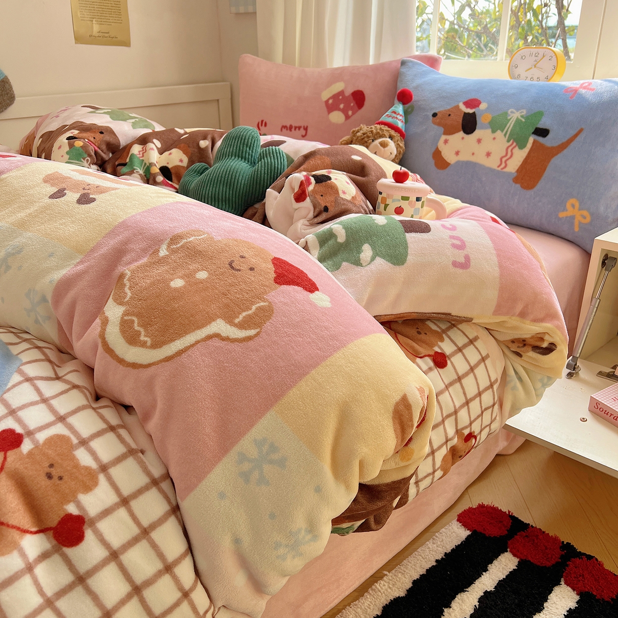 91家纺网 家纺一手货源 找家纺 （总）桃子家居 2025新款A类数码印花圣诞新年限定款猫咪小熊加厚牛奶绒系列四件套详情