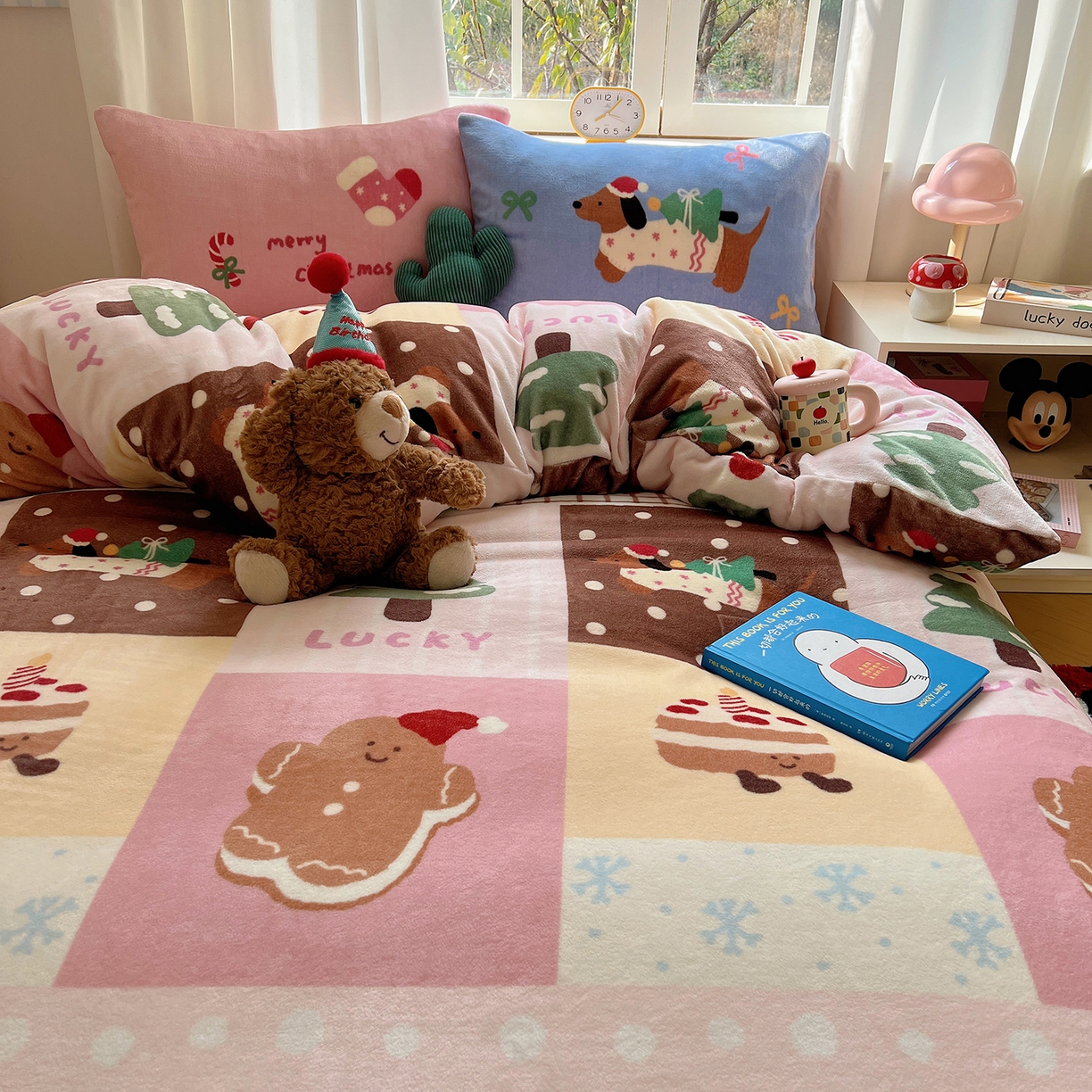 91家纺网 家纺一手货源 找家纺 （总）桃子家居 2025新款A类数码印花圣诞新年限定款猫咪小熊加厚牛奶绒系列四件套详情